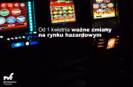 Zdjęcie przedstawia automaty go gry oraz informację o ważnych zmianach w ustawie hazardowej od 1 kwietnia