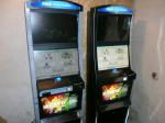 Zdjęcie przedstawia dwa automaty do gry