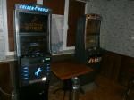Na zdjęciu widoczne są dwa automaty do gry.