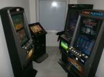 Na zdjęciu widoczne są cztery automaty do gier. 