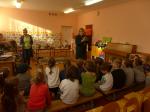 sala lekcyjna w przedszkolu wypełniona dziećmi słuchającymi funkcjonariuszki celno-skarbowej