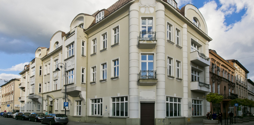 Kilkupiętrowa kamienica, w której znajduje się główna siedziba Izby Administracji Skarbowej w Bydgoszczy.