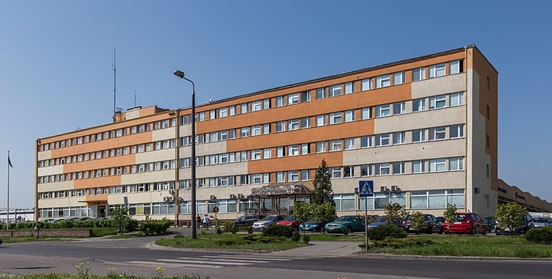 Budynek Drugiego Urzędu Skarbowego w Toruniu. Kilkupiętrowy, podłużny gmach.