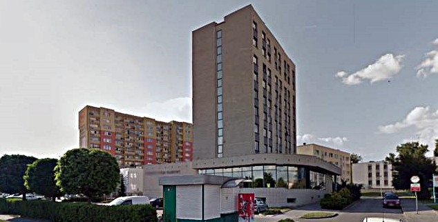 Kilkupiętrowy budynek Pierwszego Urzędu Skarbowego w Bydgoszczy.