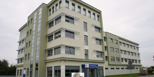 Kilkupiętrowy budynek Urzędu Skarbowego w Inowrocławiu.