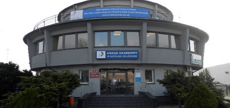 Budynek Urzędu Skarbowego w Sępólnie Krajeńskim. Nietypowa architektura budynku - wzniesiony na planie koła.