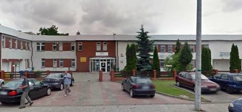 Budynek Urzędu Skarbowego w Wąbrzeźnie. Przed budynkiem zaparkowane samochody.