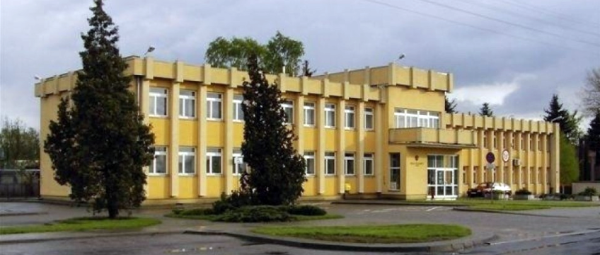 Piętrowy budynek Urzędu Skarbowego w Żninie. Przy budynku rosną drzewa.