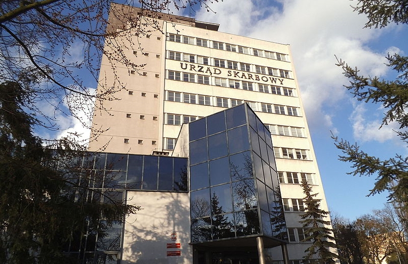  Kilkupiętrowy, częściowo przeszklony budynek Pierwszego Urzędu Skarbowego w Toruniu. 