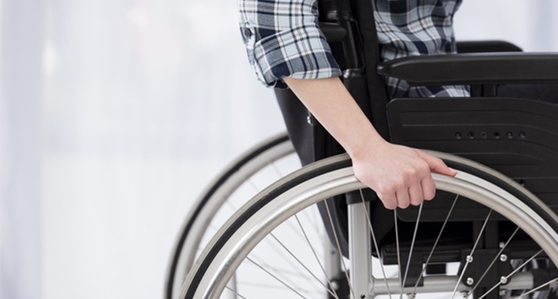 Ujęcie osoby siedzącej na wózku inwalidzkim. designed by Freepick