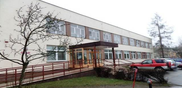 Piętrowy budynek Urzędu Skarbowego w Golubiu-Dobrzyniu. Przed urzędem stoją zaparkowane samochody.