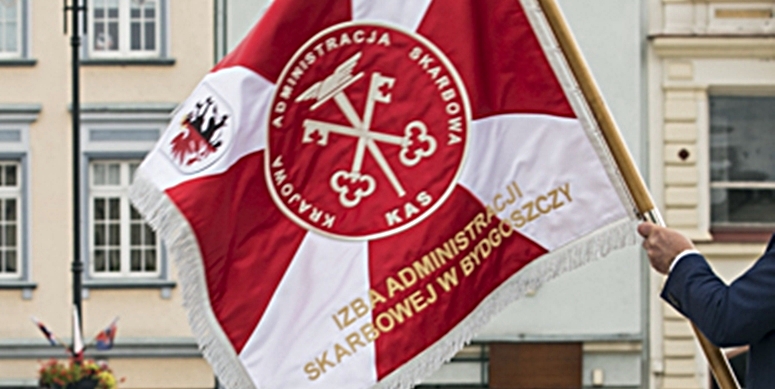 Sztandar Izby Administracji Skarbowej w Bydgoszczy. Sztandar ma biało-czerwone kolory i godło: dwa skrzyżowane klucze na tle laski z uskrzydlonym kapeluszem Merkurego, 