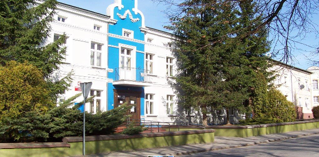Budynek Urzędu Skarbowego w Tucholi. Dekoracyjny front budynku w kolorze niebieskim kontrastuje z białą częścią gmachu.