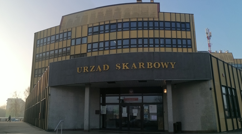 Budynek Drugiego Urzędu Skarbowego w Bydgoszczy. Duży, kilkupiętrowy gmach.