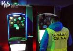 Funkcjonariusz KAS odwrócony tyłem na tle automatów do gier