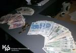 Na stole rozłożone banknoty o różnych nominałach