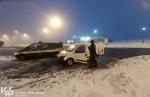 Samochód Służby Celno-Skarbowej i zatrzymany samochód. Obok stoi funkcjonariusz. Noc. Autostrada.