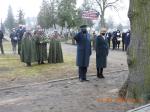 Dyrekcja Izby Administracji Skarbowej w Bydgoszczy składa wieniec ku czci poległych żołnierzy. Oddają hołd.
