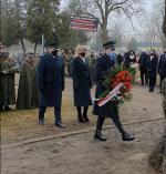 Dyrekcja Izby Administracji Skarbowej w Bydgoszczy składa kwiaty przy pomniku Żołnierzy Wyklętych.