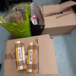 Paczki papierosów na kartonach i w torbie