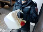 Funkcjonariusz KAS trzymający plastikowy kanister z odczynnikami chemicznymi