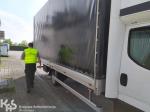 Funkcjonariusz KAS przy ciężarowym samochodzie 