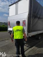 Funkcjonariusz KAS przy ciężarowym samochodzie 