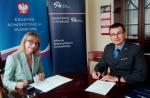 Na zdjęciu Dyrektor Izby Administracji Skarbowej w Bydgoszczy i Zastępca Dyrektora Zakładu Karnego w Potulicach podpisują dokumenty.