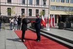 Wicewojewoda przekazuje flagę Dyrektorowi IAS w Bydgoszczy
