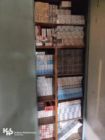 regał wypełniony paczkami papierosów