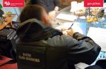 funkcjonariusz SCS uzupełnia dokumenty