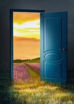 Drzwi uchylone a zza drzwi widać jasny obraz panoramę z łąką. 