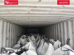 Przestrzeń ładunkowa ciężarówki w której znajdują się białe worki wypełnione odpadami.