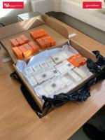 Na biurku leżą opakowania zatrzymanych środków sterydów i hormonów.