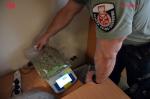 Funkcjonariusz wazy zatrzymane podczas kontroli woreczki z marihuaną.