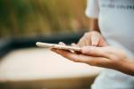 Na zdjęciu osoba korzystająca z telefonu komórkowego