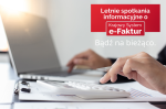 Na laptopie osoba trzyma dłonie, obok leżą dokumenty i kalkulator. W prawym górnym rogu napis ,,Letnie spotkania informacyjne o KSeF