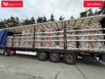 ciężarówka z odkrytą naczepą, wewnątrz 25 ton zmieszanych śmieci
