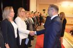 Dyrektor IAS gratuluje odznaczonym osobom