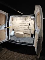 W przestrzeni ładunkowej samochodu dostawczego są kartony.