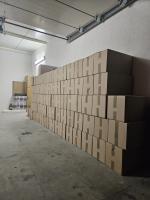 Dużo kartonów w magazynie.