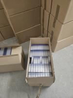 Funkcjonariusz otwiera jeden karton, a w nim są papierosy.