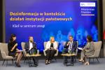 Kilka osób siedzi na sali, podczas debaty.