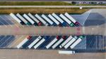 Zdjęcie parkingu samochodów ciężarowych - widok z góry.