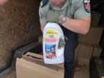 Funkconariusz SCS prezentuje zatrzymaną chemię gospodarczą