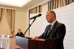 Minister Marian Banaś podczas przemowy na scenie, na drugim planie Prezes BCC Pan Marek Goliszewski.