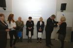 Wręczenie medali za długoletnia służbę Wicewojewoda przypina medal