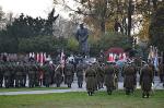 Służby mundurowe pod pomnikiem Piłsudskiego