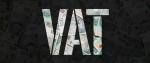 Grafika przedstawiająca napis VAT, w tle banknoty