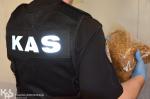 Funkcjonariusz KAS trzymający worek z suszem